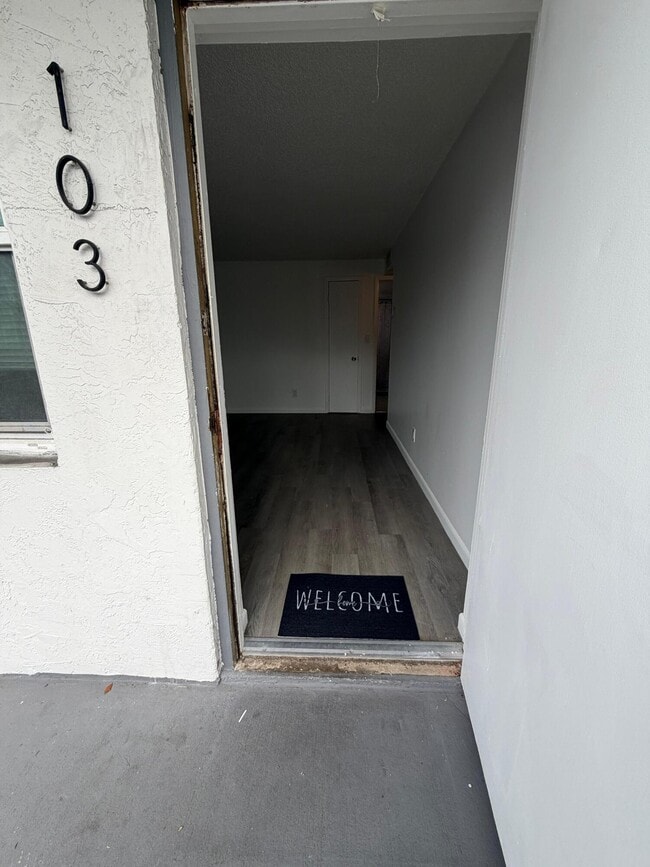 Building Photo - 23 SE 12th St Unit 103