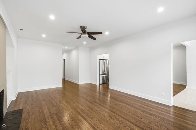 Photo - 6914 N Sheridan Rd