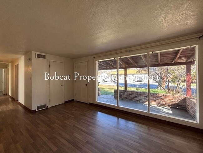 Photo - 719 W Fifth St