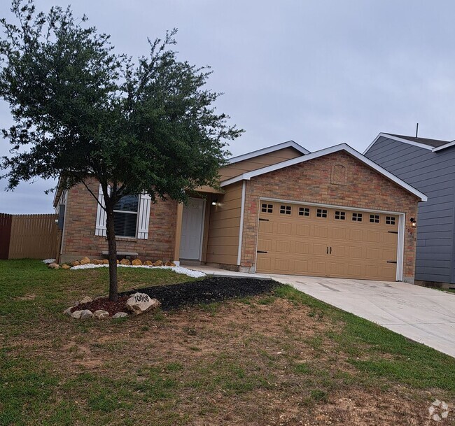 Building Photo - Modern 3-Bedroom Home Available Now!