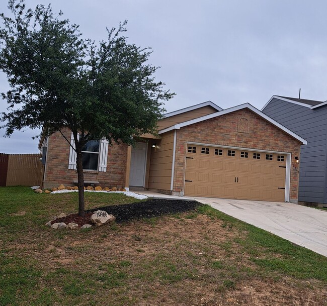 Modern 3-Bedroom Home Available Now! - Modern 3-Bedroom Home Available Now!