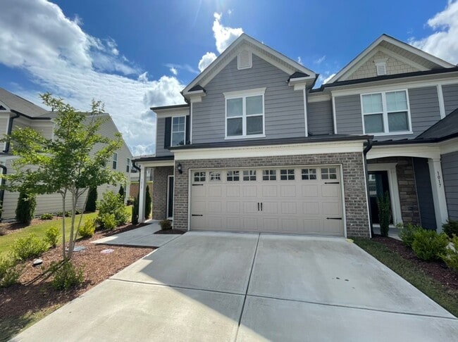 Building Photo - Like new 3 Bedroom townhouse with 2 car garage