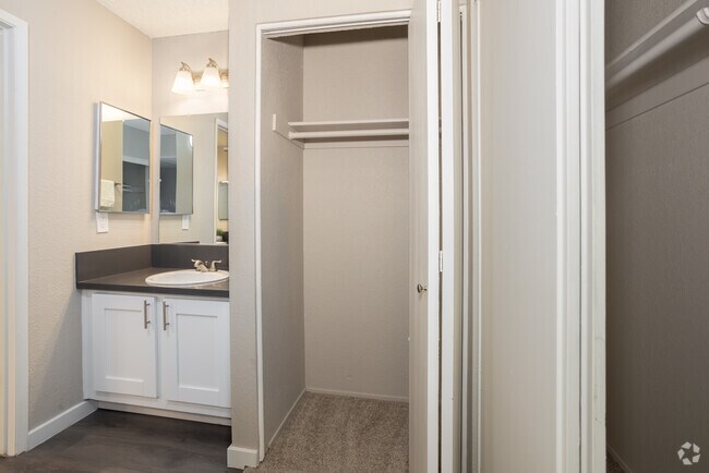 1BR, 1BA - 688SF Armario / Segundo fregadero