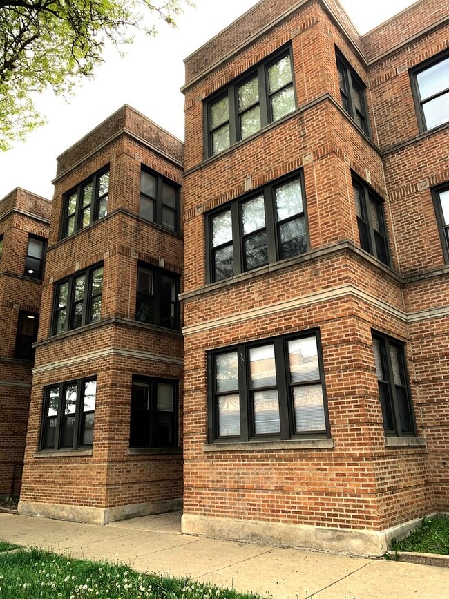 Photo - 4808 N Ridgeway Ave Apartment Unit 2