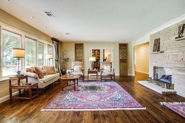 4825 Crooked Ln