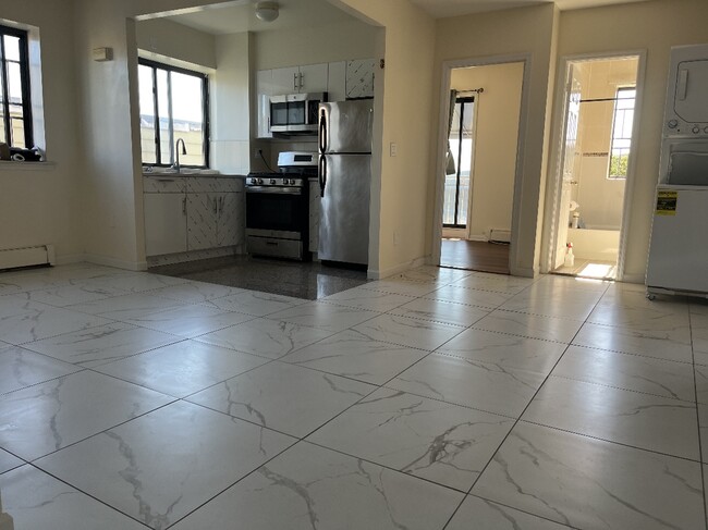 Photo - 7326 Queens Midtown Expy Unidad 3