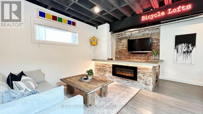 Photo - 1233 Dundas St E