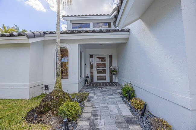 Photo - 23246 L'Ermitage Cir