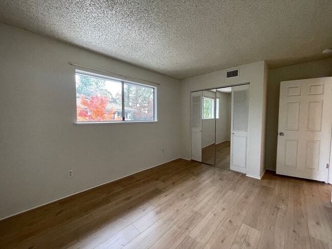 Building Photo - Delightful 2 Bedroom! Recently Updated!! Move In Special!!!
