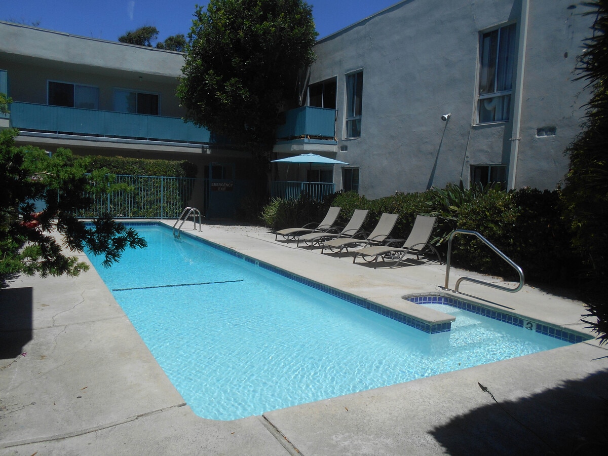 325 BAY STREET POOL - 325 Bay St. Apartments