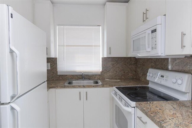 Photo - 2435 Van Buren St Apartments Unit 6B
