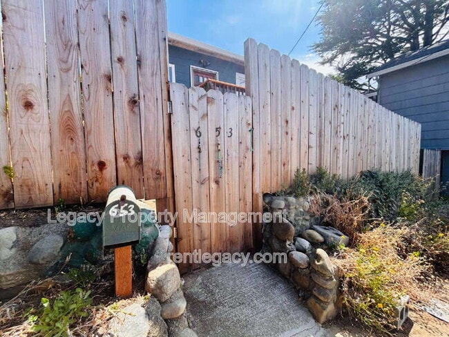 Photo - 653 Alhambra St