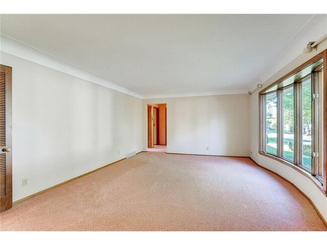 Photo - 724-50 1/2 50 1/2 Ave NE