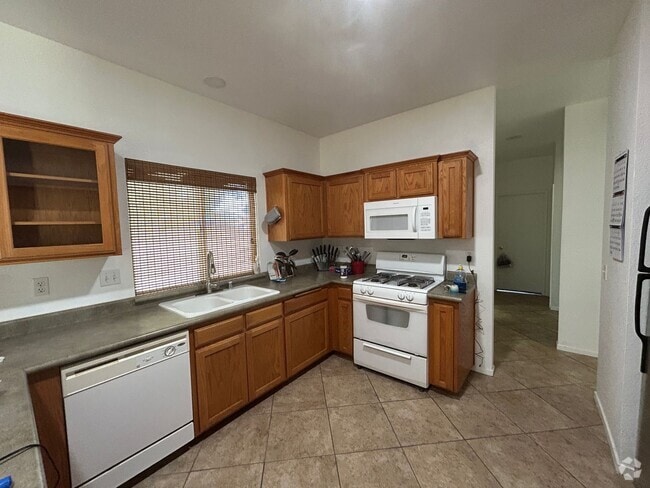 Building Photo - Great location on this split floorplan 3 b... Rental