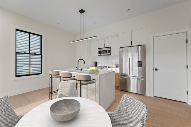 Building Photo - 224 W 9th St Unit 4