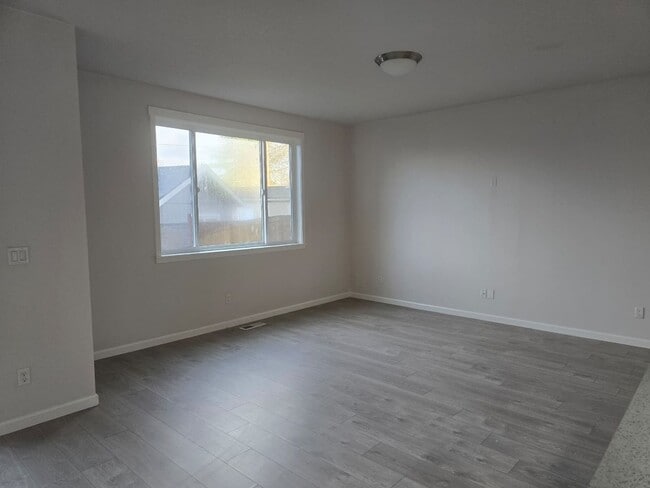 Photo - 173 N 7th Ave