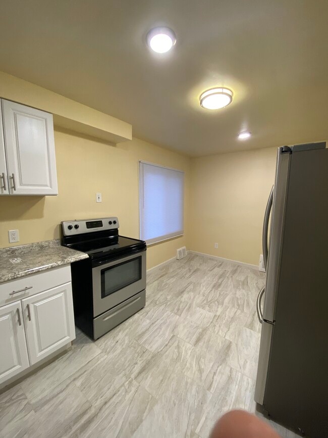 Photo - 776 John Daly St