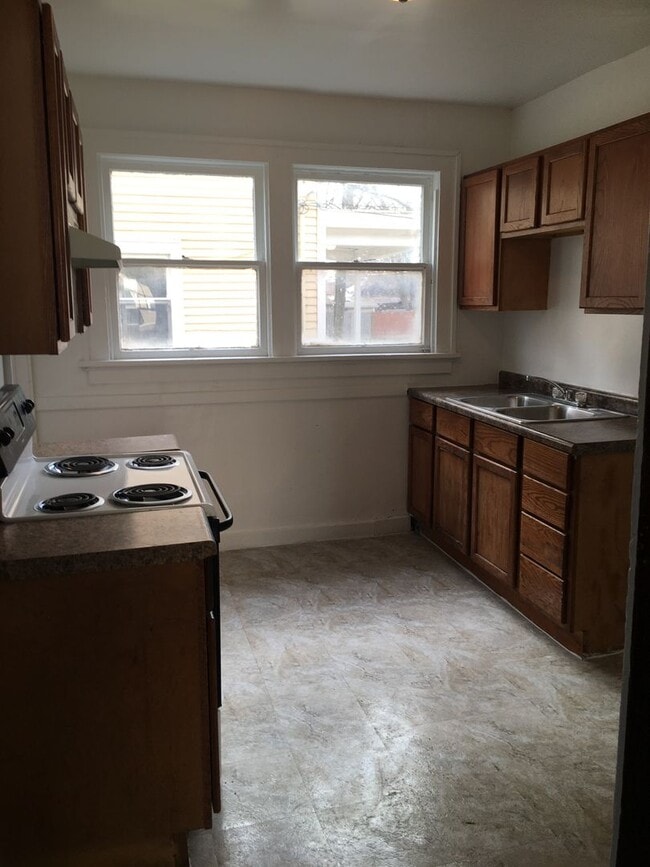 Photo - Spacious 5 Bedroom 2 Bath Home, with 2 bedrooms and bath on main level