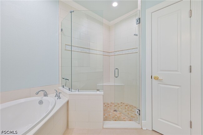 Building Photo - 5000 Royal Shores Dr Unit 101