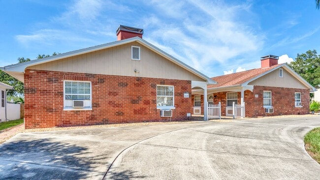 Building Photo - Unfurnished/Annual Rental 1br/ba/1 carport...