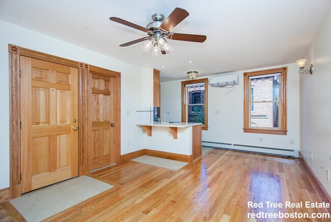 Building Photo - 27 Phillips St