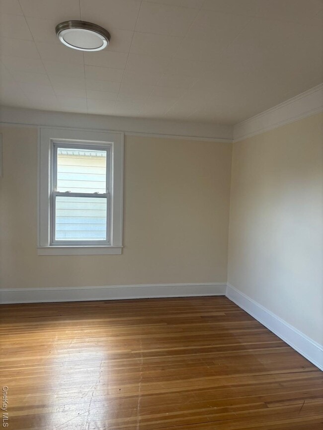 Building Photo - 15 Miller St Unit 15A Lower