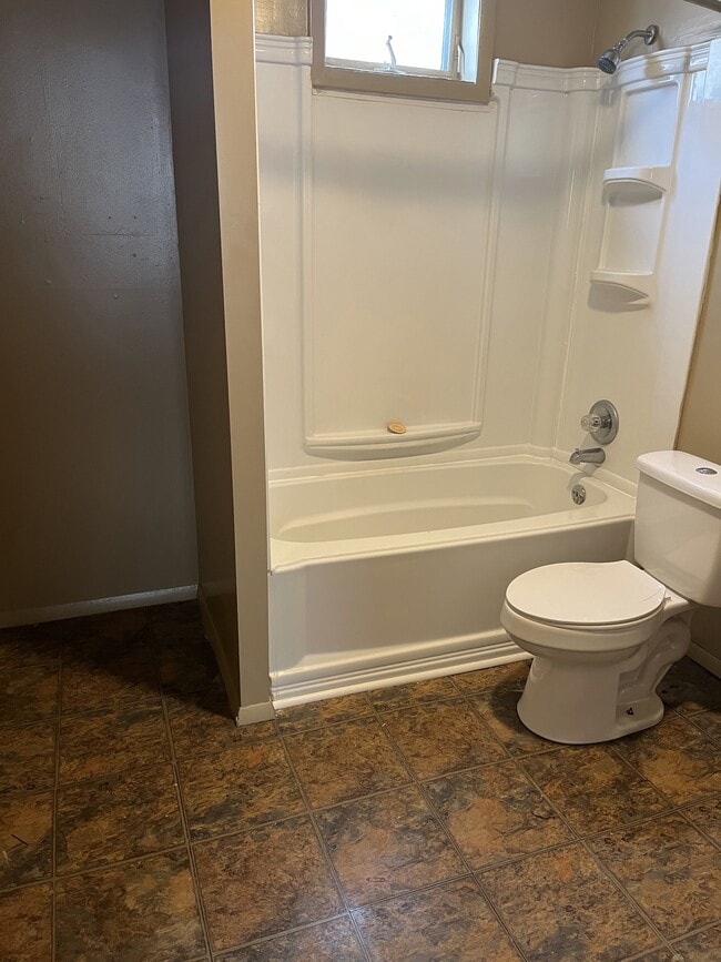 Photo - 633 E 11th St