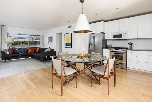 Photo - Silver Lake Mid-Century Style Home - 2b1b - Private Yard - Garage
