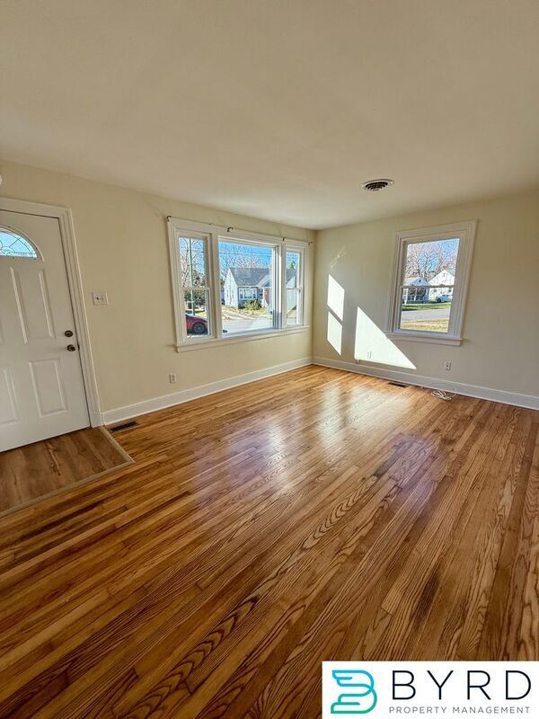 Photo - 5305 Lochaven Ave