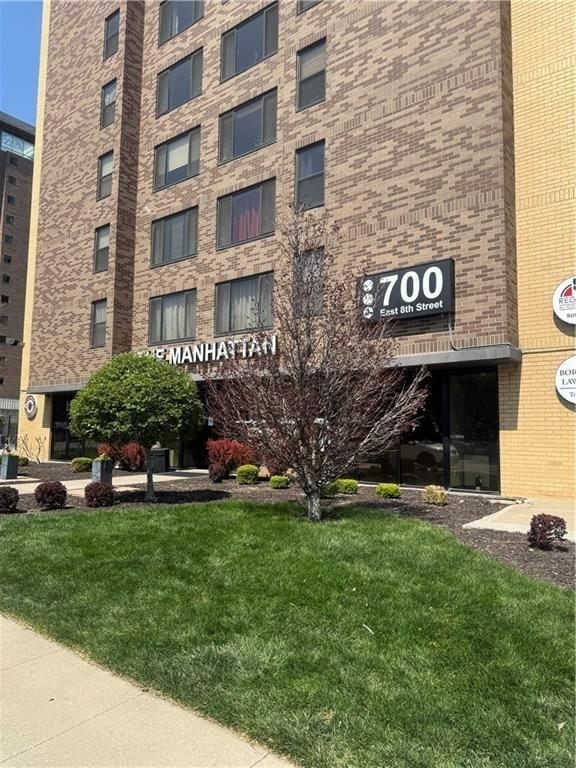 Photo - 700 E 8th St