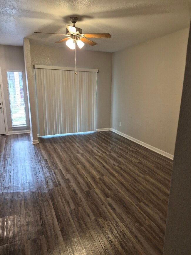 Sala de estar - Golden Village Townhomes