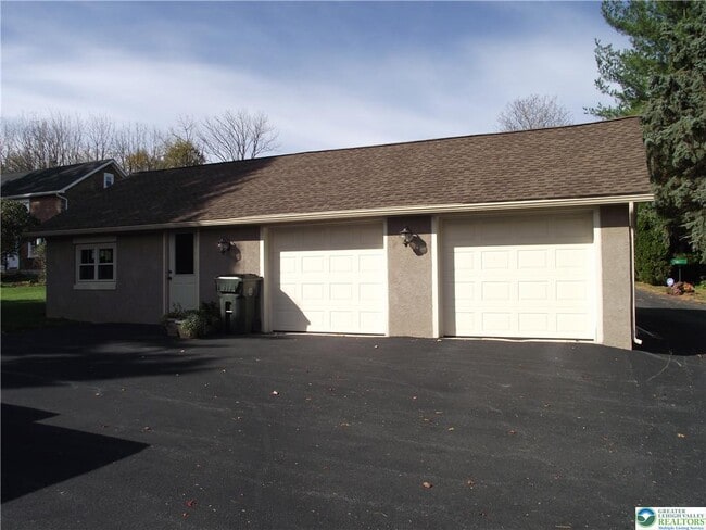 Photo - 8115 Main St