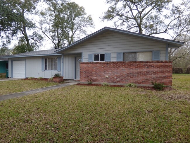 Building Photo - 2208 Monterrey Dr