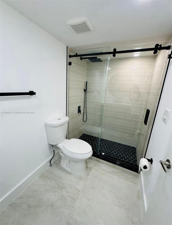 Photo - 5838 Collins Ave Unidad 9D