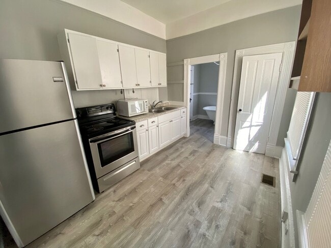 Building Photo - 2/1 Available now in the Downtown area! Rental