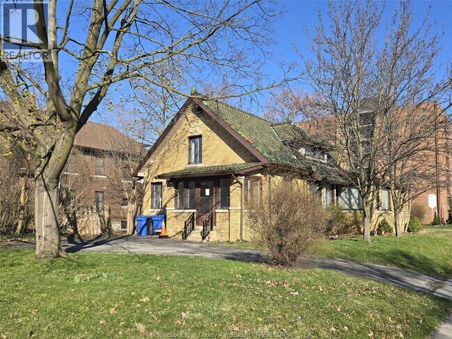 Photo - 2311 University Ave W