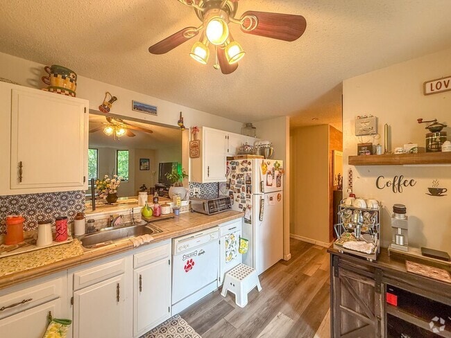 Building Photo - Comfortable, Modern & Full of Natural Ligh... Rental