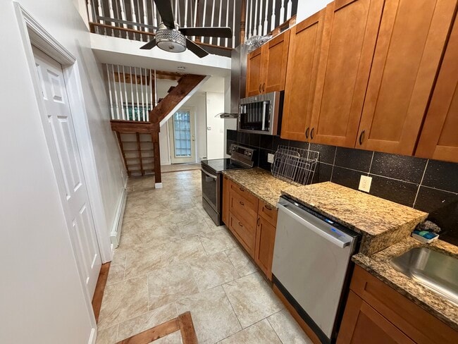 Building Photo - 132 Oakfield Ave Unit 1