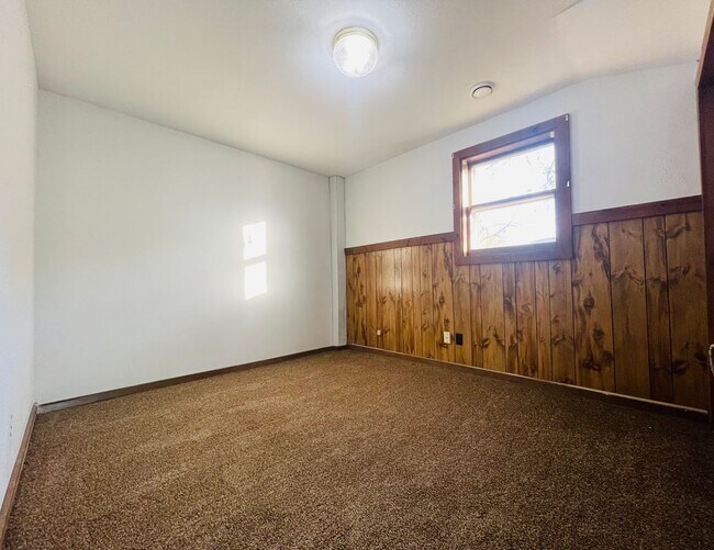 Photo - 250 Douglas Ave E