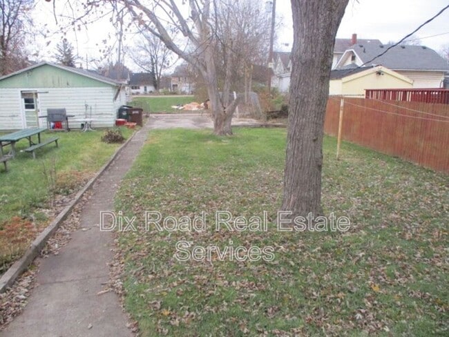 Photo - 1404 Young St