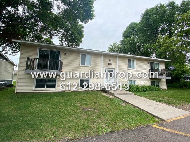 Building Photo - 1006 12th St SW Unit #2