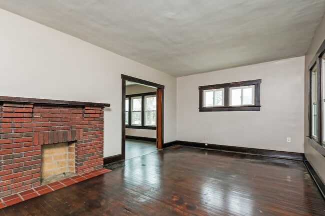 Photo - 327-329-329 N Shaffer St Unit 327