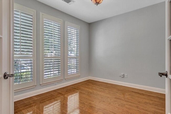 Photo - 629 12 Oaks Ln