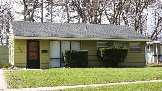 Building Photo - 2364 Pinecrest Ave