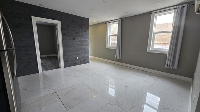 Photo - 76 Burlington St E