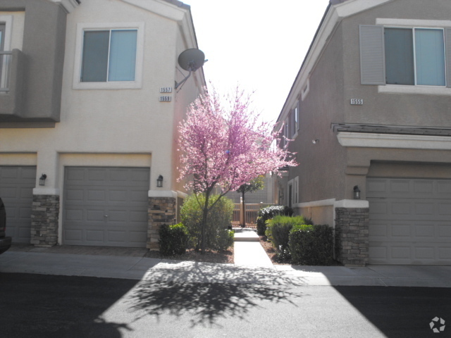 Building Photo - Spacious Henderson townhouse featuring   3...