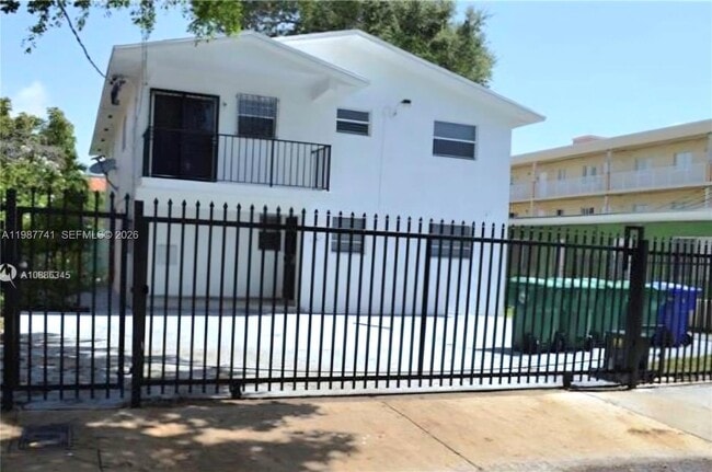 Building Photo - 1467 SW 3rd St Unit 2