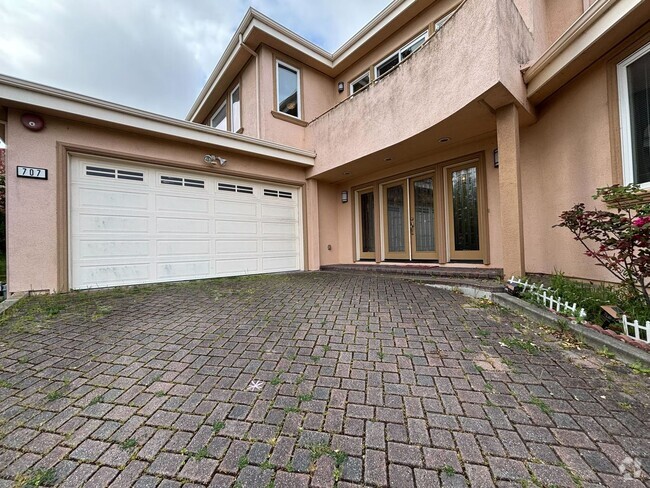 Building Photo - Spacious 3 Bed, 2 Bath Home with Stunning ...