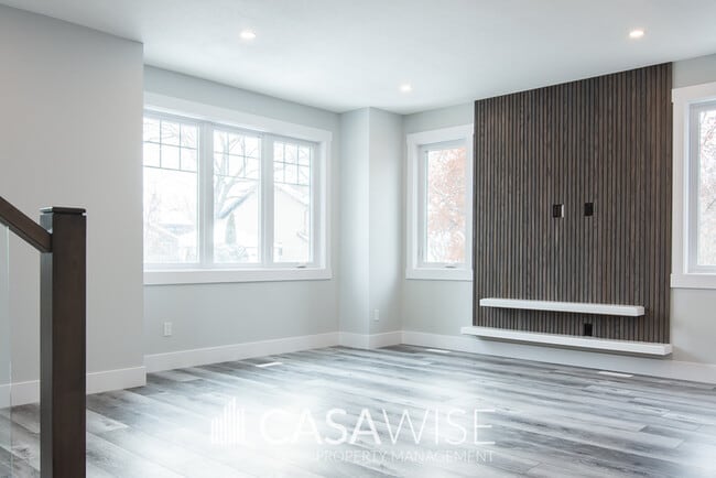 Photo - 10934-10972 72 Ave NW