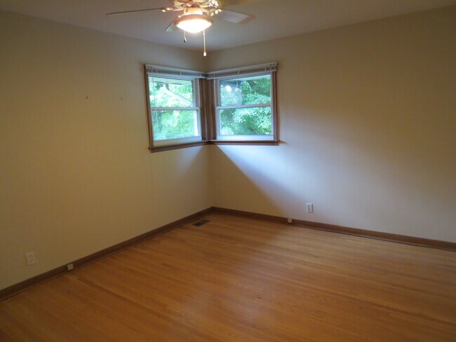 Photo - 387 Wharncliffe Rd N Unit Upper